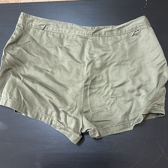 Vintage Polo Jeans Co. Olive green shorts. Size 12. - Picture 4 of 8